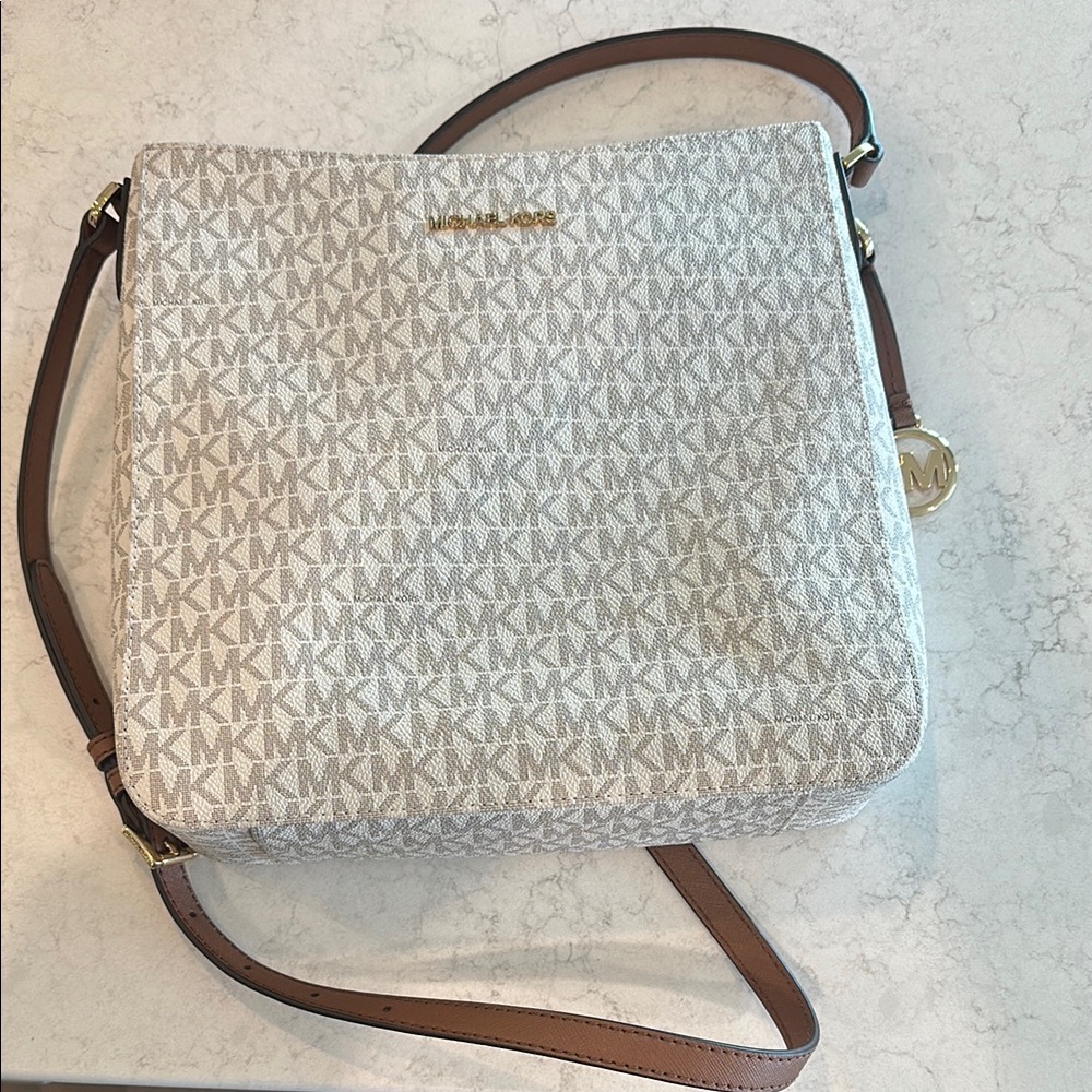Michael Kors Jet Set Travel Small Messengar Bag